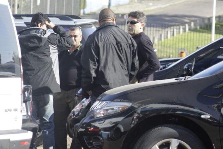 Renato chega ao Ol&iacute;mpico sob gritos de apoio