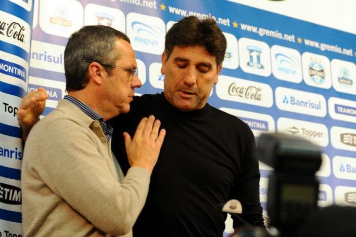 Antes de encerra a coletiva, Renato abra&ccedil;a Vicente Martins