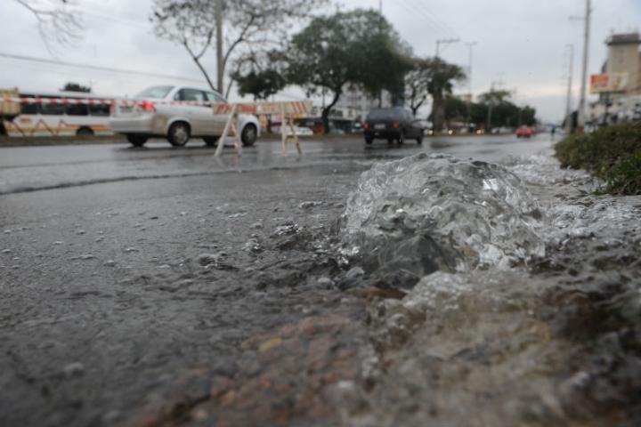 Carro derruba hidrante na zona Leste da Capital