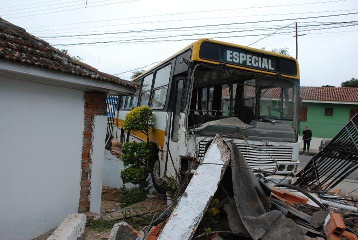 &Ocirc;nibus invade p&aacute;tio e mata aposentado em Santa Maria
