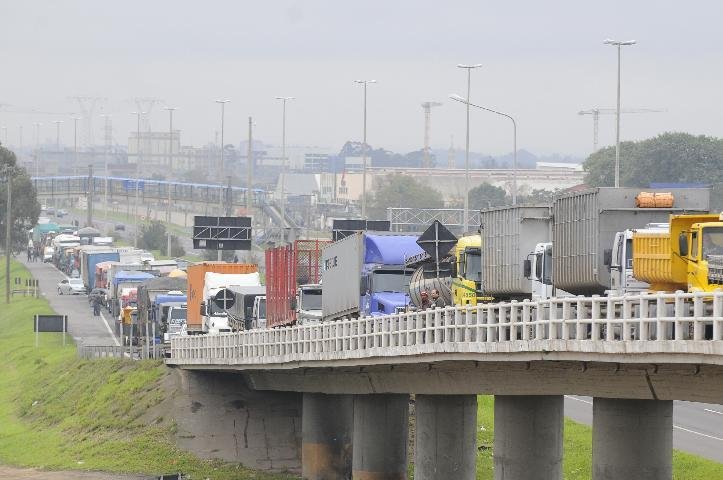 Defeito no i&ccedil;amento do v&atilde;o m&oacute;vel congestionou o tr&acirc;nsito nesta sexta-feira