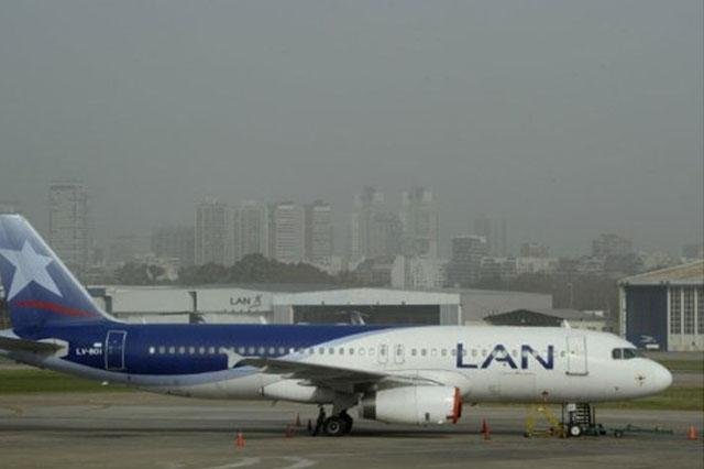 Cinzas sobre o espa&ccedil;o a&eacute;reo da Argentina obriga cancelamento de voos no Salgado Filho