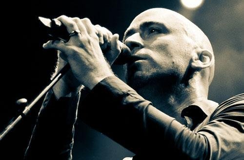 Ex-vocalista da banda Live se apresenta no Opini&atilde;o