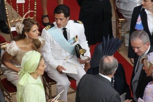 Princesa sueca Madelaine senta com o pr&iacute;ncipe, Carl Philip 