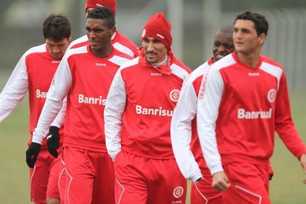 Inter enfrenta frio e chuva em treino no Beira-Rio