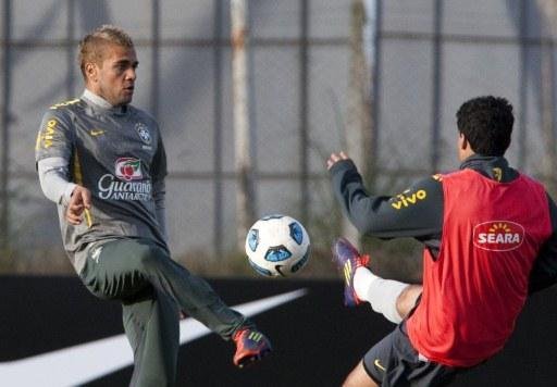 Daniel Alves descarta compara&ccedil;&otilde;es entre Sele&ccedil;&atilde;o e Barcelona