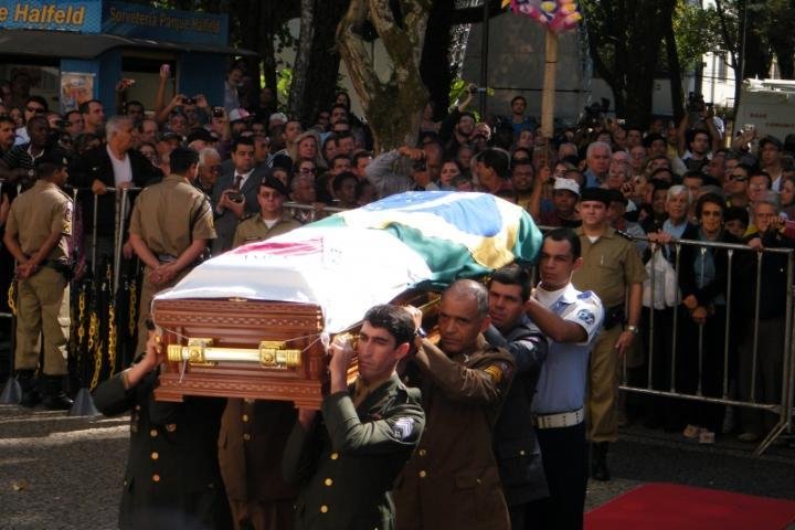 Fam&iacute;lia, pol&iacute;ticos e populares velam ex-presidente Itamar Franco
