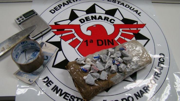 Traficante &eacute; preso ao embalar maconha na Vila Nazar&eacute;
