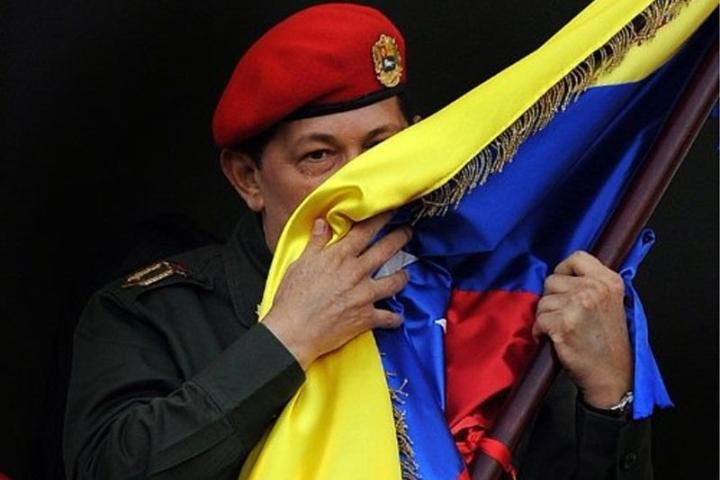 Hugo Ch&aacute;vez discursa e &eacute; ovacionado por multid&atilde;o na Venezuela