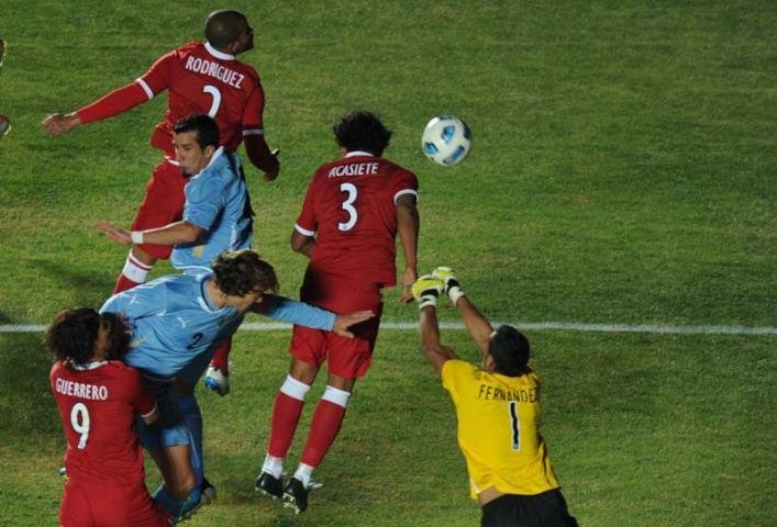 Uruguai tamb&eacute;m desaponta na estreia e empata com o Peru