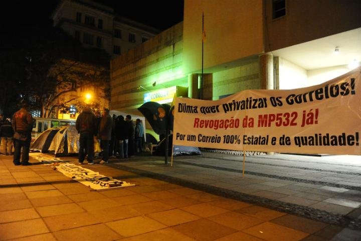 Trabalhadores reclamam do que consideram a privatiza&ccedil;&atilde;o da empresa