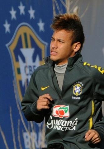 Assediado, Neymar refor&ccedil;a desejo de seguir no Santos 