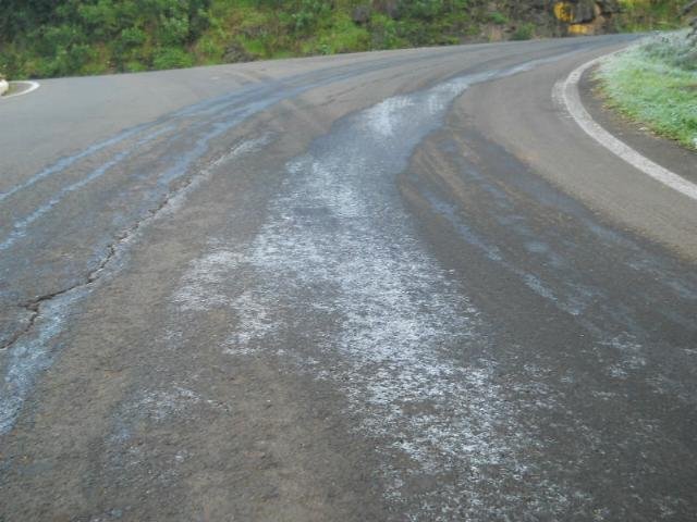 Gelo na pista requer cuidados redobrados aos motoristas