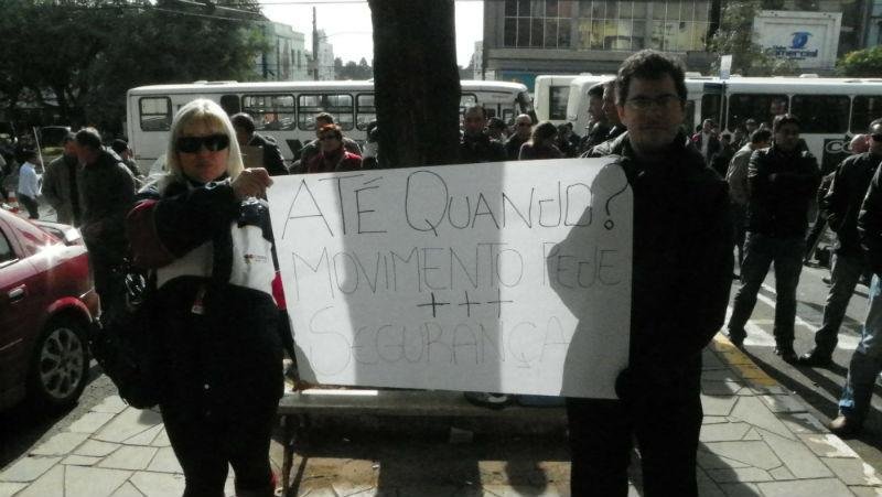 Motoristas e cobradores protestam por seguran&ccedil;a nos &ocirc;nibus em Passo Fundo