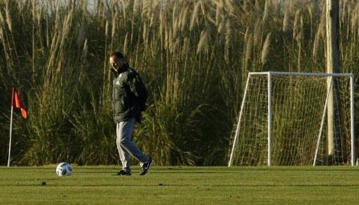 Mano testa Elano no lugar de Robinho para enfrentar Paraguai