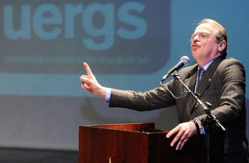 Governador quer vincular debate sobre teto salarial a piso ao magist&eacute;rio
