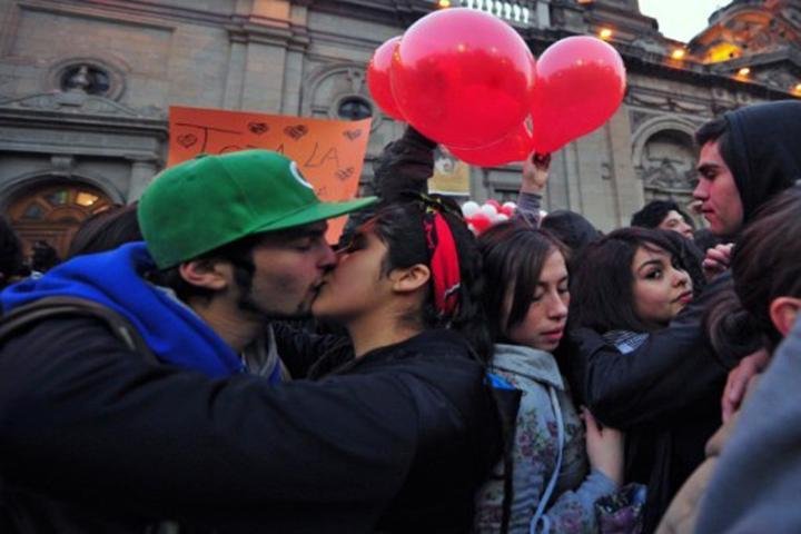 Estudantes fazem maratona de beijos no Chile 