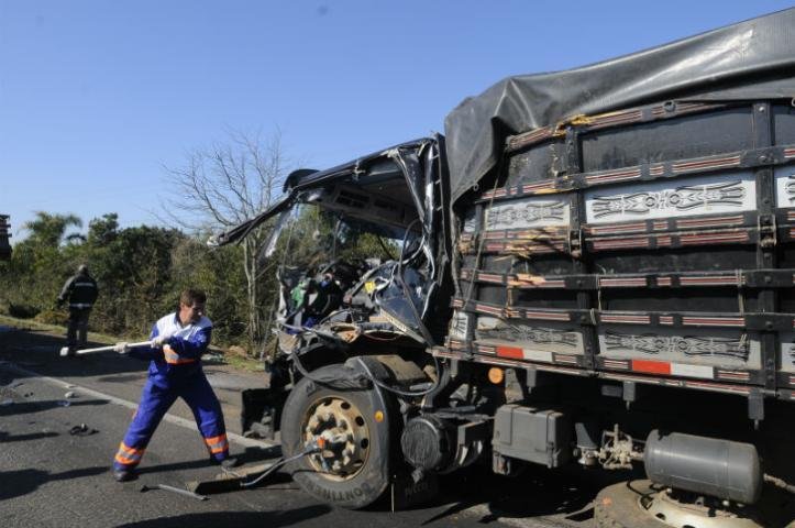 Duas pessoas morreram em acidente na BR 290