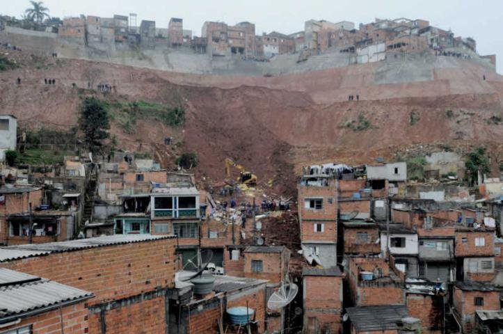 Menino de tr&ecirc;s anos morre em deslizamento de terra em SP