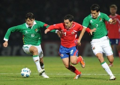 Costa Rica vence Bol&iacute;via e complica a Argentina