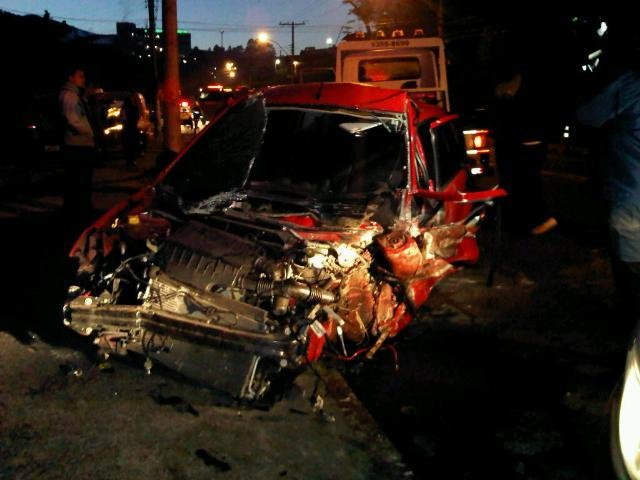 Ford Fiesta ficou destru&iacute;do ap&oacute;s colis&atilde;o  