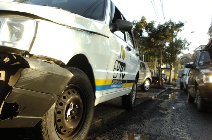 Motociclista fica ferido ap&oacute;s colis&atilde;o contra carro da EPTC