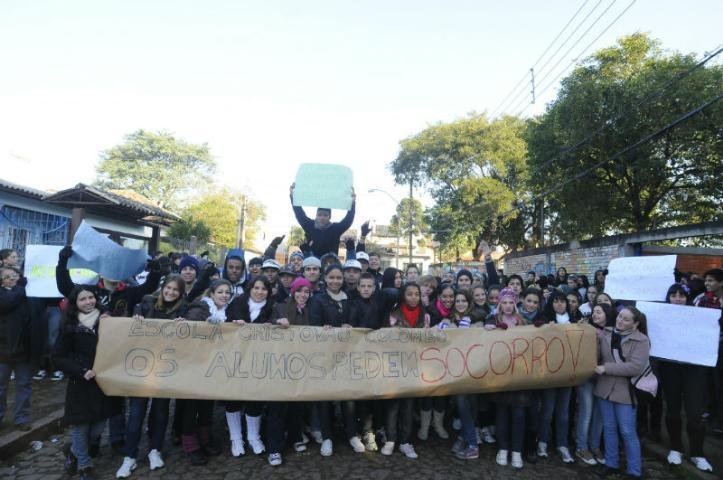 Alunos protestam contra falta de limpeza em escola da zona Norte