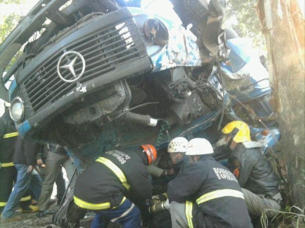 Motorista de caminh&atilde;o perde o controle e morre ao cair em morro no Vale do Sinos