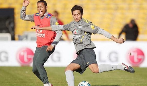 Brasil tenta primeira vit&oacute;ria na Copa Am&eacute;rica contra o forte Paraguai