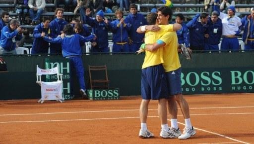Bruno Soare e Thomas Bellucci comemoram vit&oacute;ria sobre o Uruguai