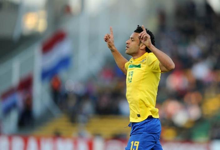 Fred marca no fim e salva o Brasil contra o Paraguai