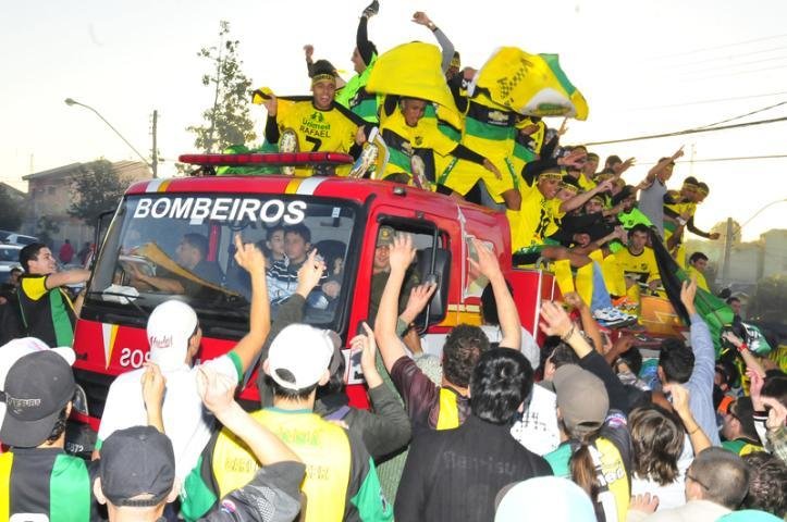 Torcida lota o Vieir&atilde;o para comemorar acesso do Cer&acirc;mica &agrave; elite do futebol Ga&uacute;cho