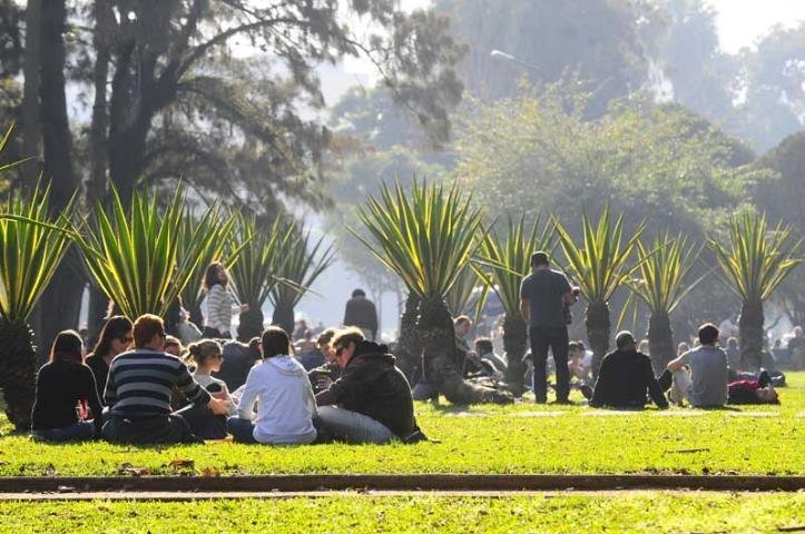 Sol e temperatura amena lotam parques em Porto Alegre