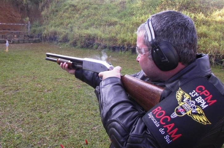 S&atilde;o feitos treinamentos com espingardas calibre 12 e pistolas calibre 40
