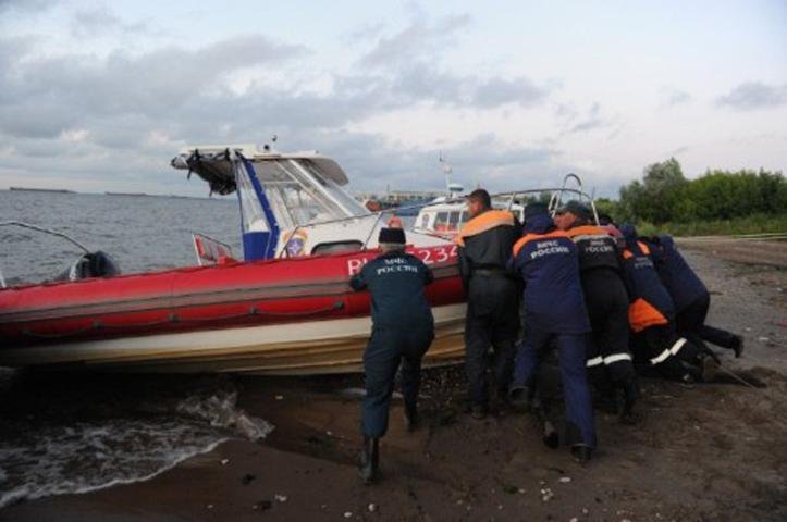 Equipes de resgate trabalham no rio Volga