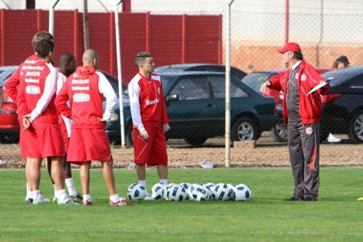 Falc&atilde;o comanda treino de bola parada no Beira-Rio