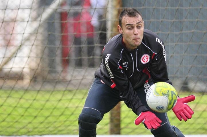Valencia anuncia rescis&atilde;o de contrato de Renan
