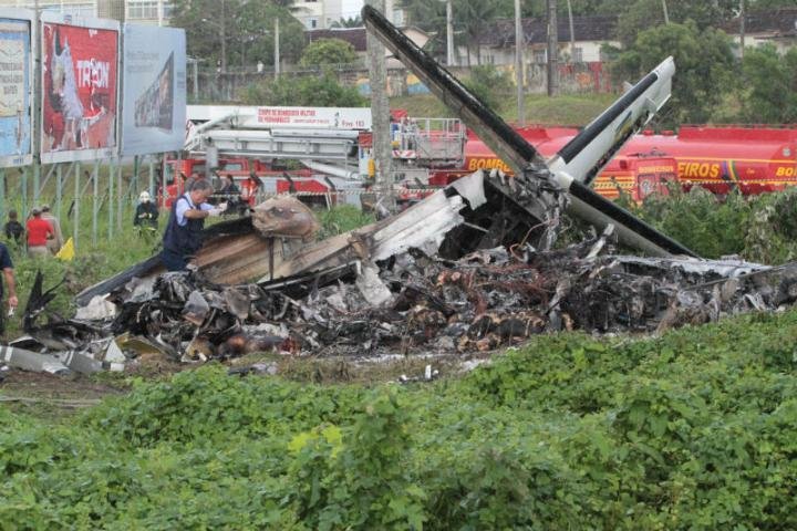 Queda de avi&atilde;o mata 16 pessoas em Recife