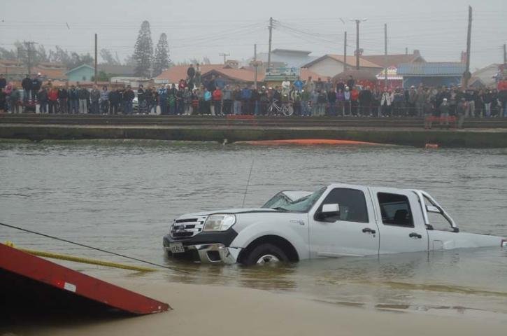 Pol&iacute;cia aguarda per&iacute;cia no carro para concluir inqu&eacute;rito sobre morte no rio Tramanda&iacute;