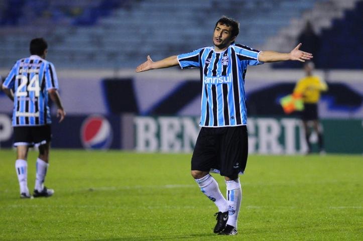 Douglas &eacute; suspenso por quatro jogos pelo STJD
