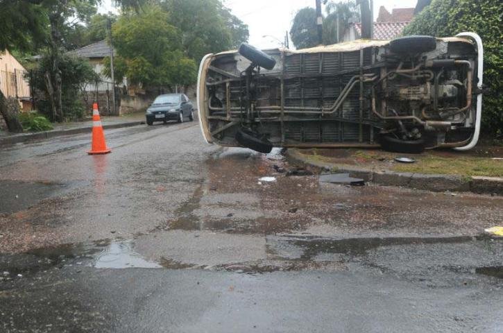 Kombi escolar capota na Capital e uma crian&ccedil;a fica ferida
