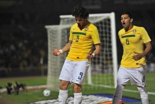 Andr&eacute; Santos (&agrave; direita) revela jogada ensaiada no gol de Pato pela Sele&ccedil;&atilde;o