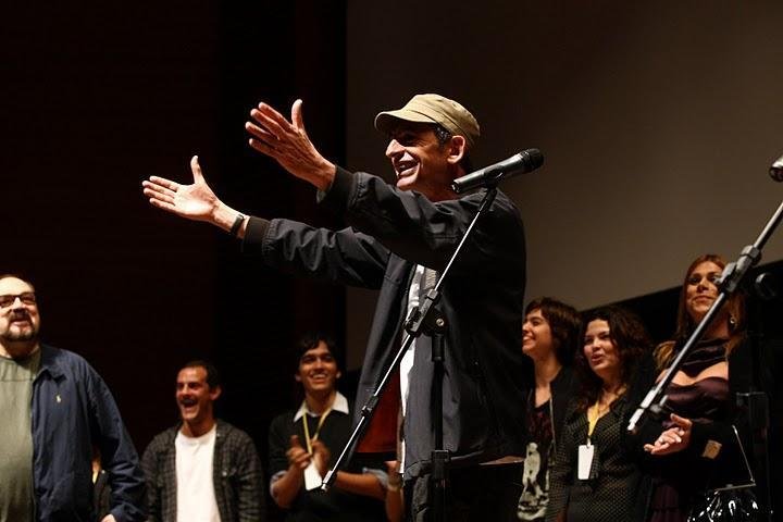 Claudio Assis distribuiu beijos no palco, inclusive no apresentador Rubens Ewald Filho