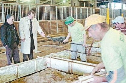 Mainari acompanhou o trabalho de constru&ccedil;&atilde;o de baias, que n&atilde;o foi interrompido com a chuva de quinta