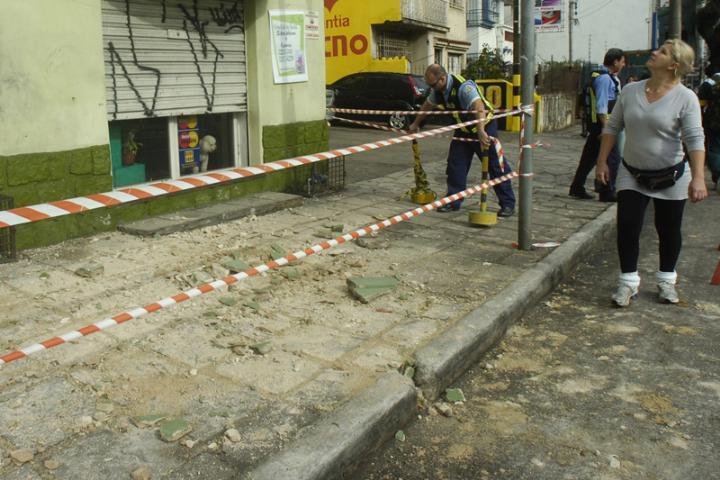 Parte da fachada de pr&eacute;dio cai em Porto Alegre