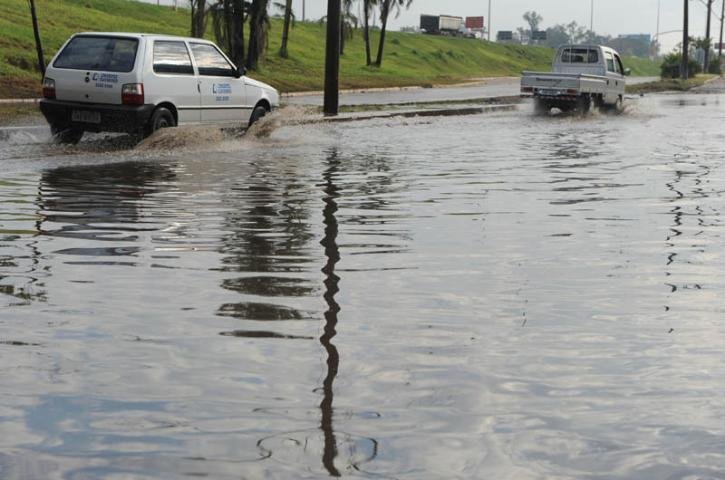 Motoristas enfrentaram dificuldades para transitar nas proximidades da Ponte do Gua&iacute;ba