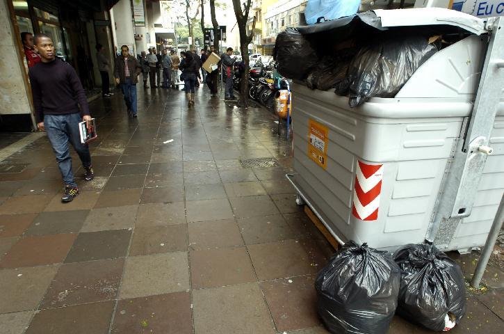 Excesso de lixo em cont&ecirc;ineres deve ser resolvido segunda-feira