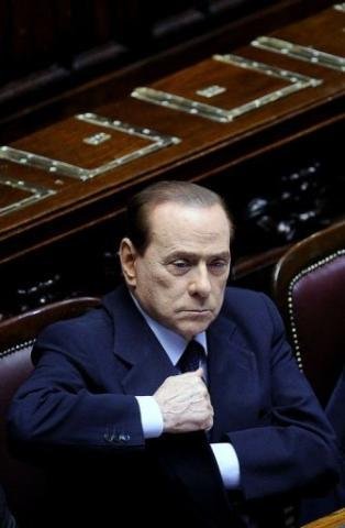 Berlusconi cai no banheiro e sofre pequeno traumatismo