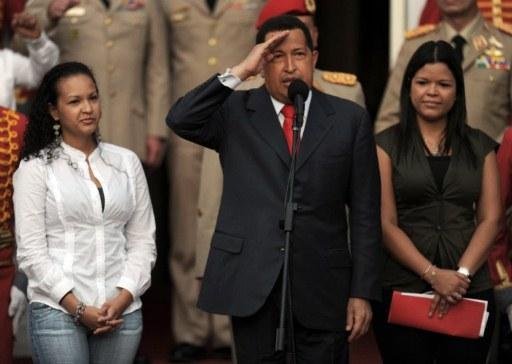 Ch&aacute;vez, entre suas filhas Virginia e Maria Gabriela, anunciou viagem a Cuba