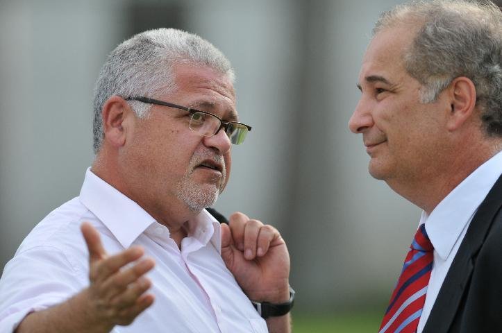 Enquanto advers&aacute;rios se refor&ccedil;am, Inter se v&ecirc; sem tempo e sem dinheiro